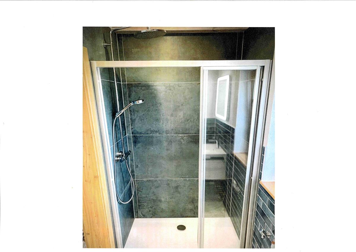 eine Dusche mit Glastür